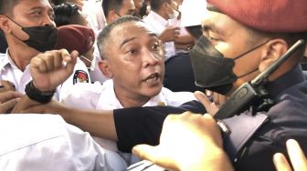 Rusuh! Ngaku Pihak dari Garuda Jebol Pengaman di Gerbang KPU yang Dijaga Pamdal