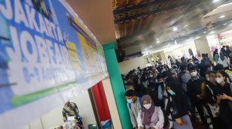 Para pencari kerja mengantri untuk mencari informasi pekerjaan pada acara "Jakarta Job Fair" di Thamrin City, Jakarta Pusat, Senin (8/8/2022). [Suara.com/Alfian Winanto]