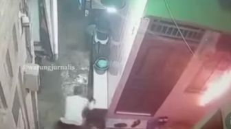Kacau! Seorang Lansia Nekat Bakar Rumah Tetangga, Aksinya Terekam Kamera CCTV