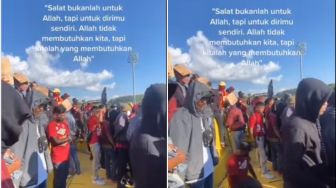 Viral Video Pria Salat di Stadion Saat Pertandingan Berlangsung, Aksinya Tuai Pro Kontra Publik