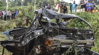 8 Orang Tewas Dalam Kecelakaan Tunggal Mobil Masuk Jurang di Ciamis
