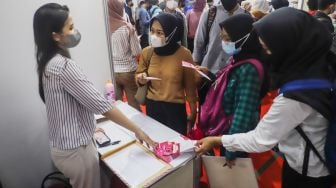 Sejumlah pencari kerja (kanan) mencari informasi pekerjaan pada acara "Jakarta Job Fair" di Thamrin City, Jakarta Pusat, Senin (8/8/2022). [Suara.com/Alfian Winanto]