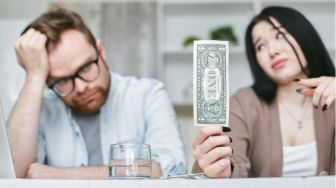 3 Red Flags Finansial Pasangan yang Harus Kamu Sadari, Dia Sering Meminjam Uang!