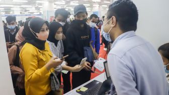 Sejumlah pencari kerja (kiri) mencari informasi pekerjaan pada acara "Jakarta Job Fair" di Thamrin City, Jakarta Pusat, Senin (8/8/2022). [Suara.com/Alfian Winanto]