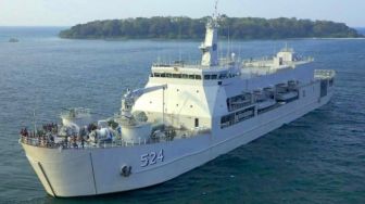 Kapal Perang Republik Indonesia Jenis Angkut Tank KRI Teluk Calang-524 Resmi Beroperasi