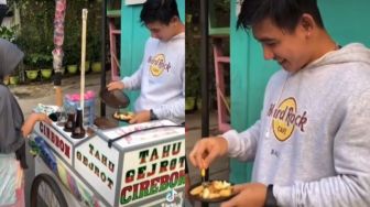 Penjual Tahu Genjrot Punya Tubuh Atletis Viral Bikin Gagal Fokus Pembeli