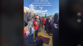 Netizen Puji Pria Ini karena Masih Bisa Sempatkan Diri Salat di Tribun Saat Pertandingan Sepak Bola
