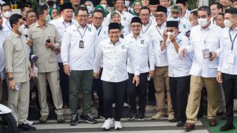 Ketua Umum Partai Kebangkitan Bangsa (PKB) Muhaimin Iskandar (tengah) berjalan menuju KPU untum melakukan Pendaftaran Partai Politik Calon Peserta Pemilu tahun 2024 di Kantor KPU, Jakarta Pusat, Senin (8/8/2022). [Suara.com/Alfian Winanto]