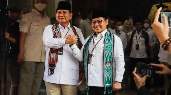 Ketua Umum Partai Gerakan Indonesia Raya ( Gerindra) Prabowo Subinato (kiri) bersama Ketua Umum Partai Kebangkitan Bangsa (PKB) Muhaimin Iskandar (kanan) berjabat tangan usai mendaftarkan partainya masing-masing sebagai Calon Peserta Pemilu tahun 2024 di Kantor KPU, Jakarta Pusat, Senin (8/8/2022). [Suara.com/Alfian Winanto]
