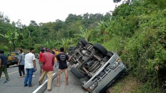 Mobil Mini Bus Terperosok Ke Got, di Pusuk Sajang Lotim