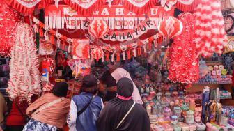 Warga memilih pernak-pernik untuk perayaan Hari Kemerdekaan ke-77 Republik Indonesia di Pasar Jatinegara, Jakarta Timur, Selasa (9/8/2022). [Suara.com/Alfian Winanto]
