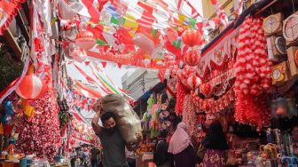 Warga memilih pernak-pernik untuk perayaan Hari Kemerdekaan ke-77 Republik Indonesia di Pasar Jatinegara, Jakarta Timur, Selasa (9/8/2022). [Suara.com/Alfian Winanto]
