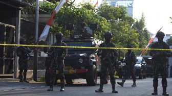 Anggota Brimob melakukan penjagaan di kediaman pribadi Irjen Pol Ferdy Sambo, Duren Tiga, Jakarta Selatan, Selasa (9/8/2022). [Antara Foto]