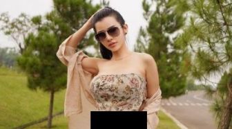 Unggah Foto dengan Pose Seksi, Tato Maria Vania Bikin Netizen Main Tebak-tebakan