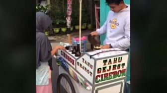 Video Penjual Tahu Gejrot Ganteng Bikin Tertarik, Warganet: Jangan Gengsi Bang, yang Penting Halal,