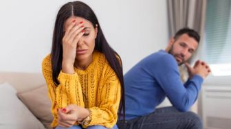 4 Alasan Istri Merasa Kesepian Walaupun Punya Suami, Berjuang Sendiri!