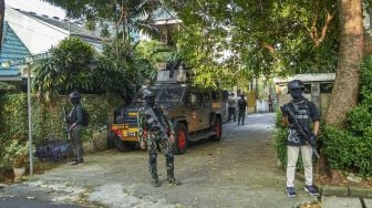 Anggota Brimob melakukan penjagaan di kediaman pribadi Irjen Pol Ferdy Sambo, Duren Tiga, Jakarta Selatan, Selasa (9/8/2022). [Antara Foto]