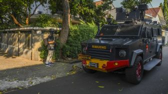 Anggota Brimob melakukan penjagaan di kediaman pribadi Irjen Pol Ferdy Sambo, Duren Tiga, Jakarta Selatan, Selasa (9/8/2022). [Antara Foto]