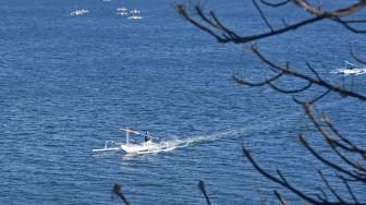 Sejumlah perahu nelayan berlayar menuju pinggiran pantai usai melaut di pantai Batulayar, Kecamatan Batulayar, Lombok Barat, NTB, Selasa (9/8/2022).  ANTARA FOTO/Ahmad Subaidi