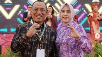 Wali Kota Cilegon Pamer Foto Bareng Istri di Rakernas Apeksi ke XV di Padang, Netizen: Pak Dicari DPRD dan Warga Ciwedus