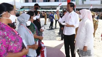 Presiden Jokowi Menyerahkan Bantuan Modal Kerja dan BLT di Pasar Sungai Duri: Jangan Dibelikan Handphone Ya