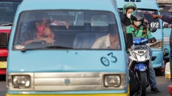 Pengemudi ojek online membawa penumpang di depan Stasiun Tangerang, Kota Tangerang, Banten, Selasa (9/8/2022). ANTARA FOTO/Fauzan
