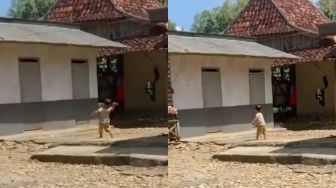 Polos, Video Viral Polah Bocah Laki-Laki Lempar Batu ke Pintu Kamar Mandi