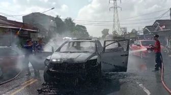 Mobil SUV Masda CX7 Tetiba Terbakar di Jalan Demang Lebar Daun Palembang