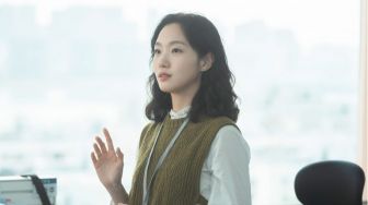 Kim Go Eun Bertransformasi Menjadi Akuntan dalam Drama Korea Little Women