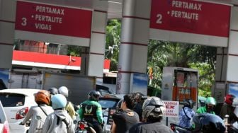 Sejumlah pengendara motor antre mengisi BBM jenis Pertalite di salah satu SPBU, Kota Bogor, Jawa Barat, Selasa (9/8/2022).  ANTARA FOTO/Arif Firmansyah