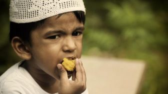7 Tips Mengajarkan Anak Berpuasa di Bulan Ramadhan, Orangtua Perlu Lakukan dari Sekarang