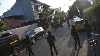 Anggota Brimob melakukan penjagaan di kediaman pribadi Irjen Pol Ferdy Sambo, Duren Tiga, Jakarta Selatan, Selasa (9/8/2022). [Antara Foto]