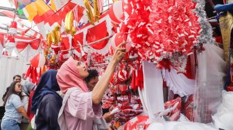 Warga memilih pernak-pernik untuk perayaan Hari Kemerdekaan ke-77 Republik Indonesia di Pasar Jatinegara, Jakarta Timur, Selasa (9/8/2022). [Suara.com/Alfian Winanto]
