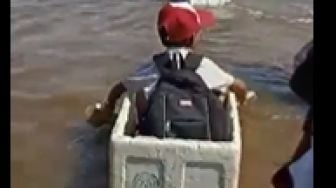 Susi Pudjiastuti Tanggapi Video Bocah Berseragam Sekolah Menyeberangi Sungai Naik Styrofoam: Serius?