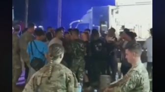 Video Viral Anggota TNI Ajak Tentara Amerika Dangdutan Joko Tingkir Ngombe Dawet, Warganet: Pulang Langsung Bikin Orkes