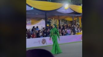 Viral Peserta Jember Fashion Carnival Terjatuh saat Catwalk, Reaksinya Justru Tuai Pujian