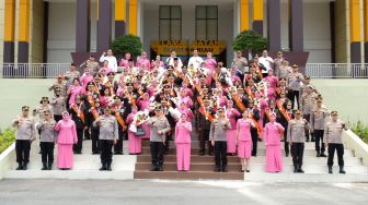 Kapolda Riau Lepas Secara Tradisi 62 Personel Purna Bhakti