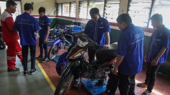 Sejumlah peserta mengikuti pelatihan kerja di bidang otomotif di Balai Latihan Kerja (BLK), Palangka Raya, Kalimantan Tengah, Rabu (10/8/2022). ANTARA FOTO/Makna Zaezar