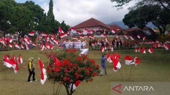 1.001 Bendera Merah Putih Berkibar di Gedung Perundingan Linggarjati