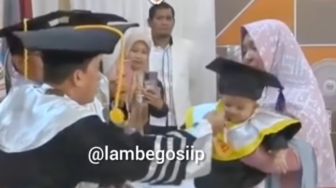 Video Viral Bayi Usia 5 Bulan Ikut Wisuda di Universitas Sulsel Gantikan Ibunda yang Meninggal Dunia