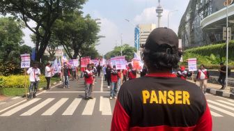 Buruh Gelar Aksi di Depan Gedung DPR, Berbaris Sambil Nyanyikan Lagu Pergerakan