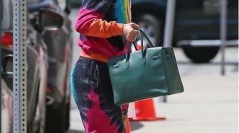 Tie Dye Never Die, Begini Gaya Jennifer Lopez Kenakan Busana Sporty Motif Ikat Celup di LA