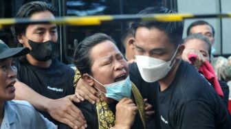 Video Ibunda Brigadir J Menangis Pilu di Pusaran Makam Sang Anak pada HUT RI ke-77, Publik Dibuat Terenyuh