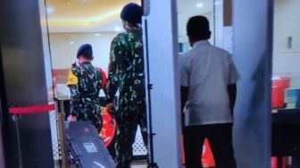 Anggota Brimob Bawa Koper Hitam ke Bareskrim, Diduga Barang Bukti Terkait Kasus Brigadir J