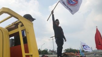 Jalan Gatot Subroto Lumpuh Total Gegara Jalur Transjakarta Ditutup Paksa Buruh: Teman Kami Sudah Ada yang Pingsan!