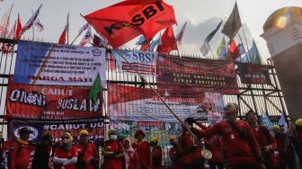 Sejumlah buruh mengikuti aksi unjuk rasa di depan gedung DPR, Jakarta Pusat, Rabu (10/8/2022). [Suara.com/Alfian Winanto]