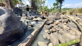 Kayu Kuno Diduga Jejak Perahu Era Keraton Wirotho Ditemukan di Sungai Andong Ngawi