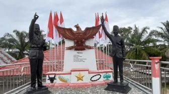 Warga Dharmasraya Bangun Patung Soekarno dan Jokowi di Halaman Rumah, Rogoh Kocek Pribadi Rp 300 Juta