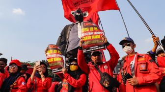 Sejumlah buruh mengikuti aksi unjuk rasa di depan gedung DPR, Jakarta Pusat, Rabu (10/8/2022). [Suara.com/Alfian Winanto]