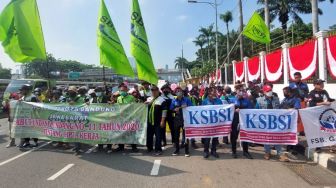 Gelar Demo Di DPR, Ratusan Buruh Tuntut Omnibus Law Cipta Kerja Dicabut